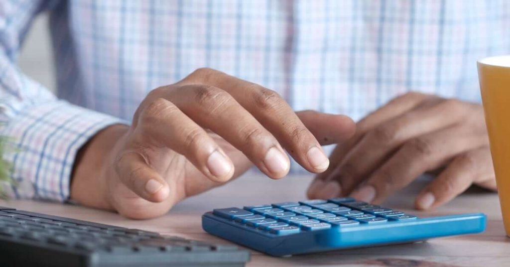 Homme qui utilise une calculette